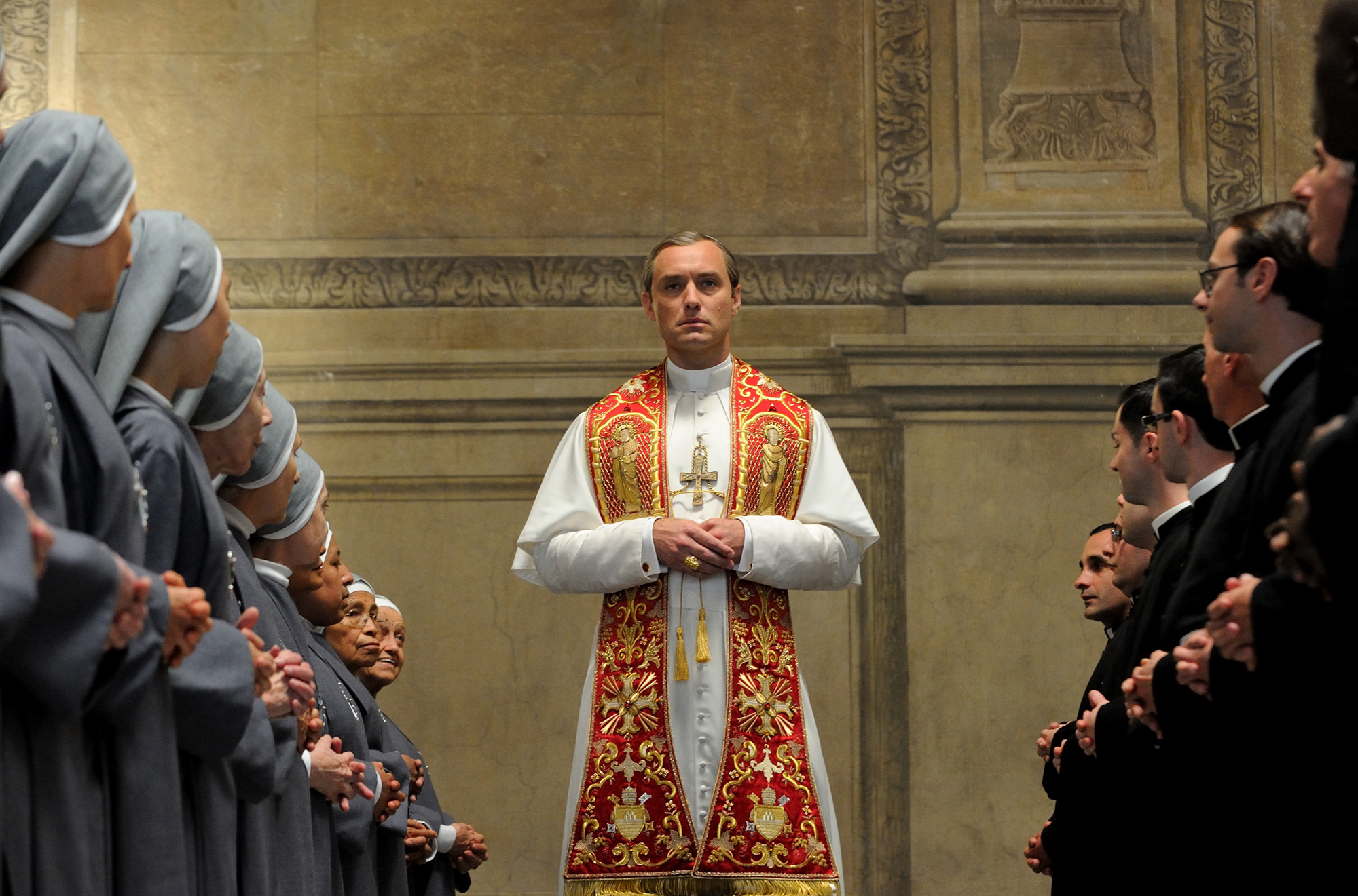 JUDE LAW’LU PAOLO SORRENTINO DİZİSİ THE YOUNG POPE’TAN FRAGMAN