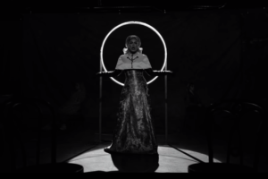 adele yeni müzik videosu ile siyahı beyaza katıyor